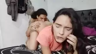 الفتاة الكولومبية تُقبض عليها أثناء المكالمة وتُمارس معها الجنس بقوة