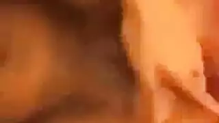 سمراء مثيرة تمارس الجنس من الخلف حتى تبلغ ذروتها بشكل لا يمكن السيطرة عليه