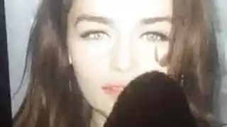 إيميليا تشتهي التقاط صديقها لصورها العارية لإثارتها