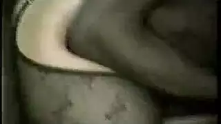 زوج ببي سي يملأ الجارة بقذفه في سريره