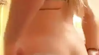 مايا خليفة وسارا جاي تمصان لقضيب جوني معاً