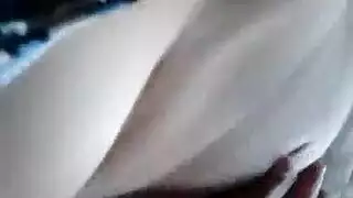 كارين تقدم خدمة مص عميق من أجل قضيب