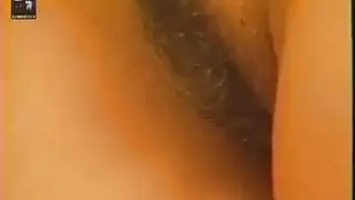 فاتنة لاتينية تجمع عينة طازجة من مني المواطن المسن