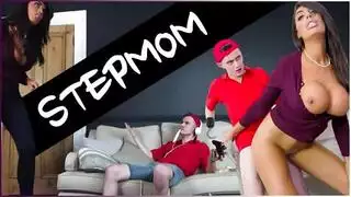 زوجة الاب الشرموطة تشارك الوب الاسود مع ابنتها