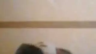 يفركها لاخته