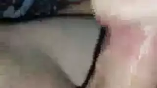 الرفيقة العاهرة تفتح ساقيها لكل عميل دافع