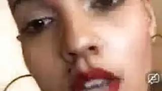 فاتنة مفعم بالحيوية مع الثدي العملاقة تحب أن تشعر بأن ديك داخل مؤخرتها وقضيب حازم لطيف