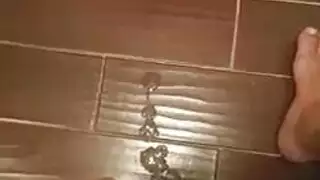 صديقة ممتلئة تتوسل لحركة جنسية صريحة في مشهد الحمام