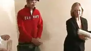 ربات البيوت الناضجات والمراهقون السذج يمارسون الجنس الشرجي ، في وقت متأخر من الليل ، لأول مرة