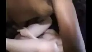 الجميلة الداكنة تستخدم العضو الاصطناعي لإثارة فرجها الرطب قبل جنس خشن