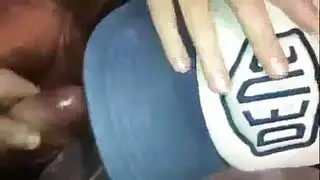 سمراء صغيرة تفتح فرجها الزلق لـ xxx