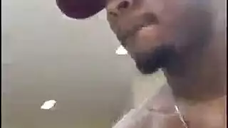 عمود أسود كبير يحفر مؤخرة امرأة سمراء