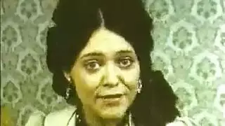 ولد صغير يلعب مصارعه مع امه