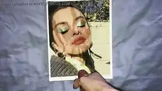عاهرة المكتب سيلينا تأخذ قضيبًا أسودًا سمينًا في مهبلها
