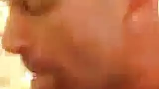 مشهد إباحي: وجه الفتاة السوداء يُمارس فيه الجنس بقضيب أسود ضخم