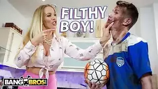 شقراء ترتدي جوارب سوداء تمارس جنس شرجي قاسٍ
