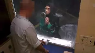 جميلة عاجزة تحصل على قضيب قاسٍ بدلاً من يد – إباحي عربي صريح