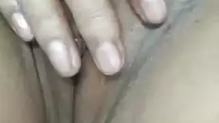 أداة ثور سميكة تضرب فرجها الفائض