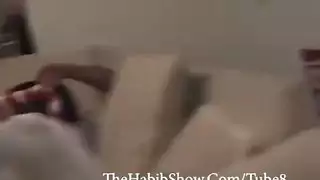 إباحية عرقية: فتاة يهودية عاهرة تمارس الجنس الجماعي مع عرب