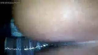 إباحية خام: قضيب أسود كبير ينكحها بقوة على الطاولة
