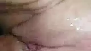 صديقة جامحة تستعير لعبة لجلسة ضخ مهبلية