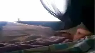 صديقها يجي يزاكر معها وتنزل تمص زب من تحت التراب ه