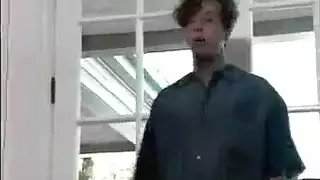 شفاء سخيف في الخارج يؤدي إلى شرج قاسي وسحب شعر لسيمون