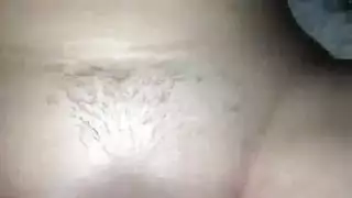 تئن بصوت عال على زبي مع صديقتها النائمة