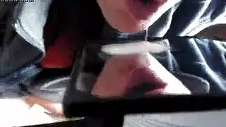 نائب الرئيس الأكل مطروق ناضجة يحاول الشرج