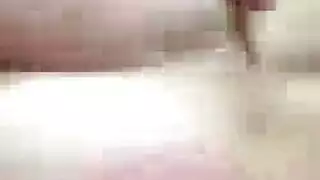 شقراء تمتلك بقوة بعدة قضبان سميكة