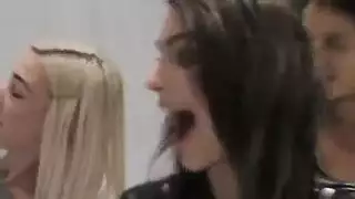 بوكاكي ذهبي: إيميلي مغطاة وتلعق النظافة