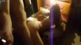 أخ يدخل علا اخته الغرفه وهيه نايمه وعاريه علا السرير