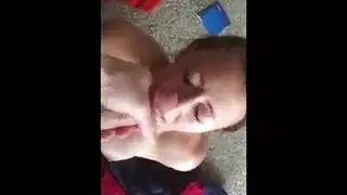 جماع كلب متخفي: تئن بينما ينتظر صديقها غير مدرك