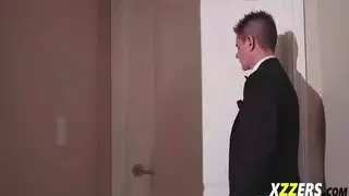 امرأة جعلت زوجها ينيك صديقتها في الحمام من الطيز