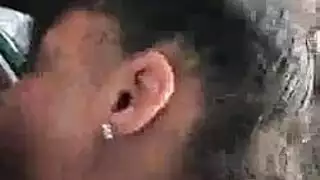 جنس ساخن في السيارة يؤدي إلى لعق مهبل مكثف في فعل إباحي تلقائي