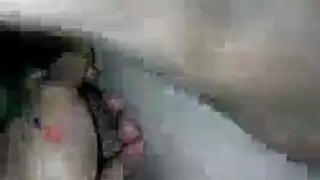 جميلة غريبة نحيلة تتعرى وتستمني فتحتها الضيقة