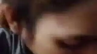 حركة مراهقتين: جنس ثلاثي وصياح