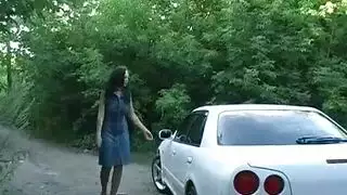 سكس فرنسي جامح: ضرب في مقصورة السيارة يؤدي إلى مص في الغابة