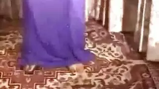 ثلاثي مراهقة: فتاة بريئة تأخذ قضيبين في السرير