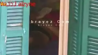 يتجسس بنات زوجة وهي تشهد سكس في الهاتف