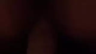 عمود صلب كالصخر يمدد فرجها الآسيوي الصغير