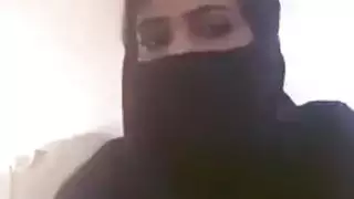 كشف مثيرة عربية حية عن صدرها على الكاميرا