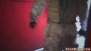 عرب جامحة مع نيك الحمار في كهف مخفي