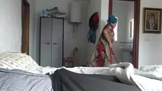 خادمة مثيرة يخدمها قضيب جندي أسود سميك