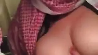 أميرة عربية مثيرة تكشف عن صدرها العاري مباشر