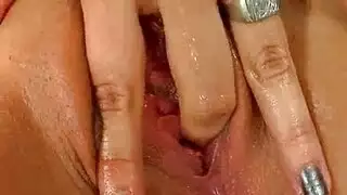 عاهرة ويبكام: مراهقة حمراء تخرج فرجها المبلل وتلعب به