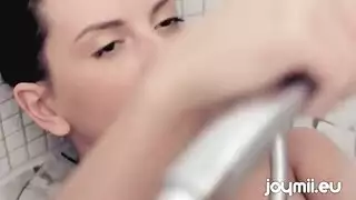 استمناء في الحمام: أصفع مؤخرتي السمينة وأنا أنزل