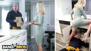 سكس زوجه هايجة تغري السباك بقوامها الممشوق ويمتعها نيك