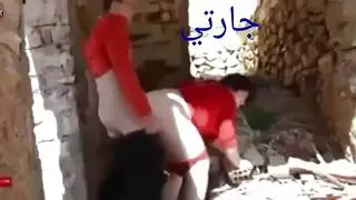 فيلم إباحي سري: عاهرة محجبة تمارس الجنس بوضعية المبشر على الأرض في مزرعة