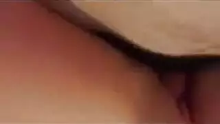 الهواة في حالة سكر يتخذ وضعية على غرار هزلي على السرير